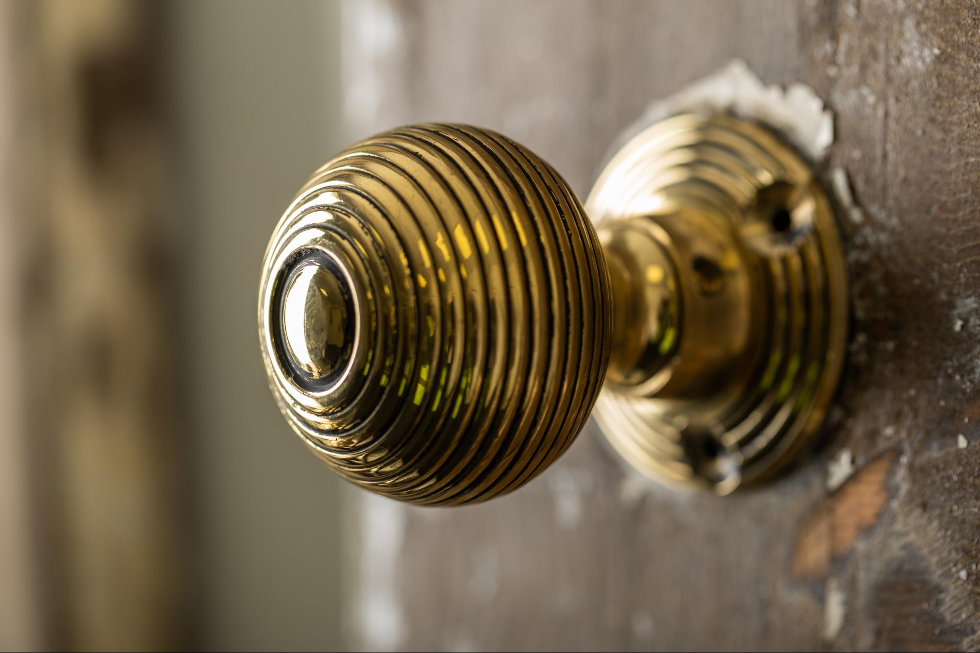 Choosing the right door knobs - Beehive